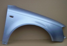 Audi A4 B7 8E 04-08 prawy błotnik srebrny met LY7W