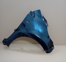 Peugeot 107 (05-14r) błotnik prawy czarny EXZ