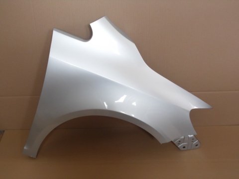 VW Golf 5 6 PLUS 05-13 prawy błotnik srebrny LA7W