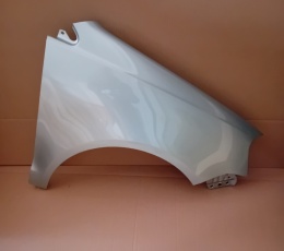 VW Polo 9N3 06-09r prawy błotnik srebrny LP7X