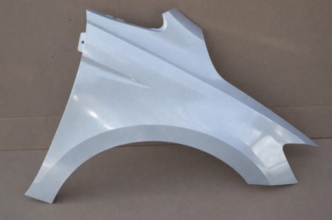 VW Touran 5T 2015- prawy błotnik srebrny LA7W